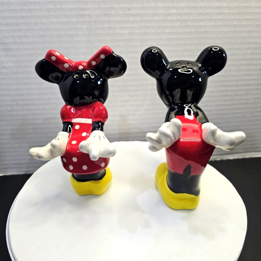 Mickey & Minnie Kissing Ceramic Salt & Pepper Shakers Kiss L👀K KISS DISNEY
